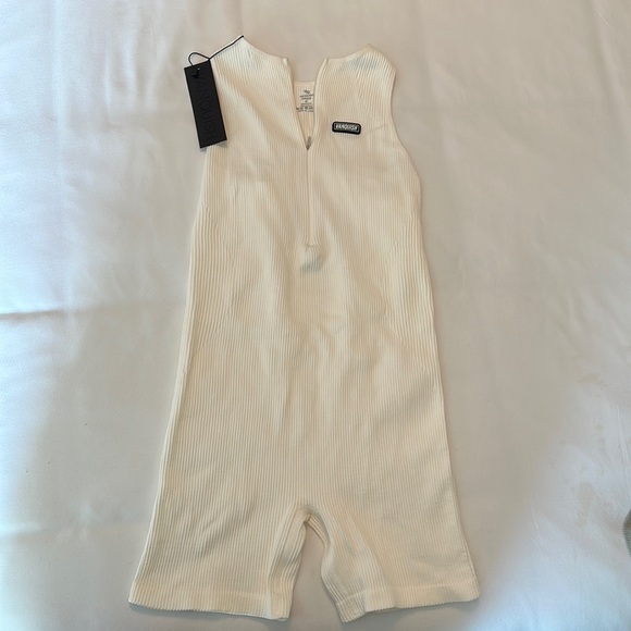 Vanquish fitness bodysuit size M. Brand new. - Picture 2 of 4